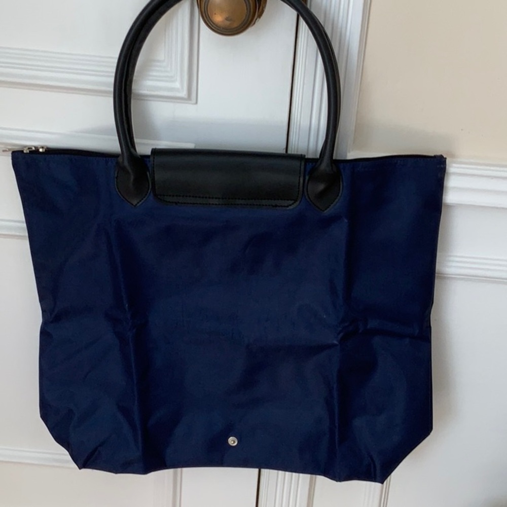 Large shopping tote bag nylon.
New with tag - Picture 2 of 3